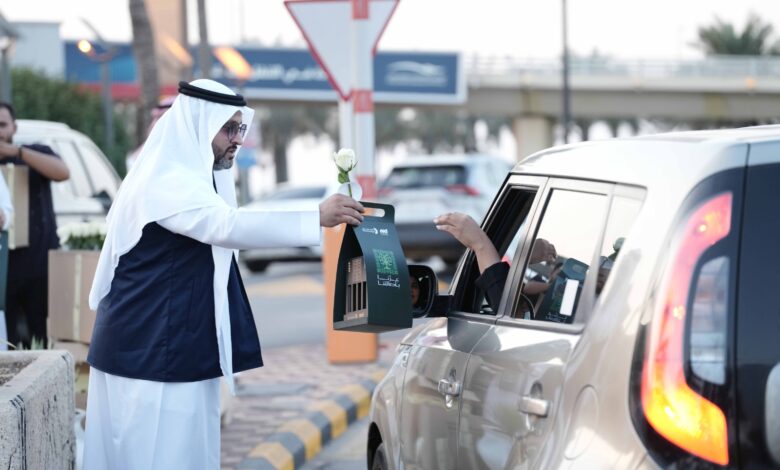 بمبادرة ترحيبية عبر جسر الملك فهد .. الظهران مول يشارك زواره بهجة اليوم الوطني الـ96