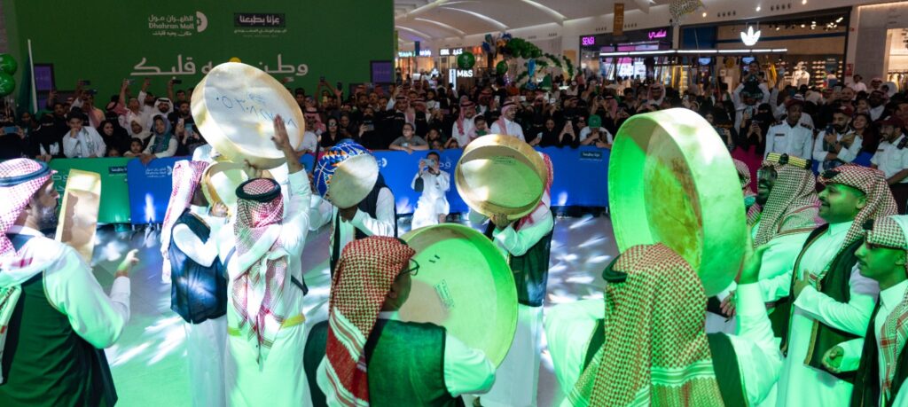 بمبادرة ترحيبية عبر جسر الملك فهد .. الظهران مول يشارك زواره بهجة اليوم الوطني الـ96 
