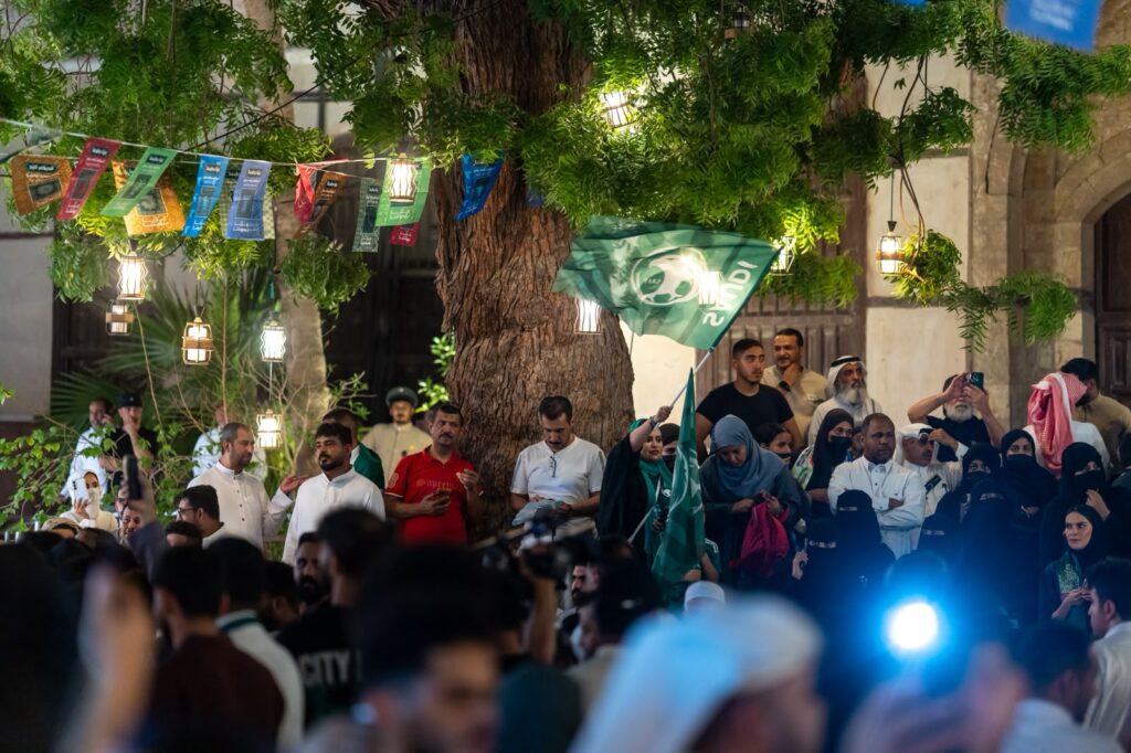 جماهير خليجي 27 تساند منتخباتها من جدة التاريخية