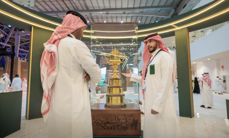 أغلى كأس في العالم بين يدي زوار معرض الصقور والصيد السعودي الدولي