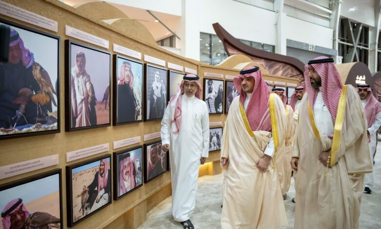 الأمير عبدالعزيز بن سعود يزور معرض الصقور والصيد السعودي الدولي 2026
