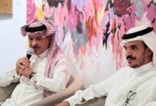 بصمات مرتجفة يعانق أرفف المكتبة الأدبية بالطائف