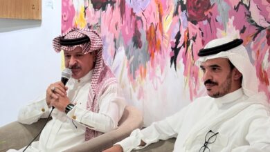 بصمات مرتجفة يعانق أرفف المكتبة الأدبية بالطائف