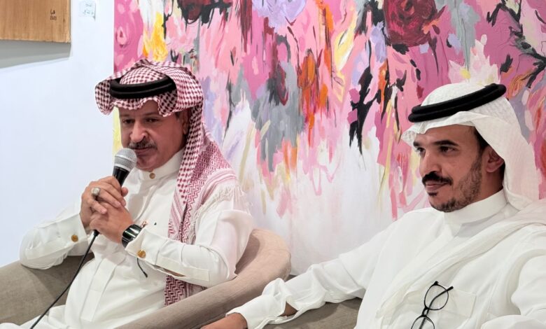 بصمات مرتجفة يعانق أرفف المكتبة الأدبية بالطائف