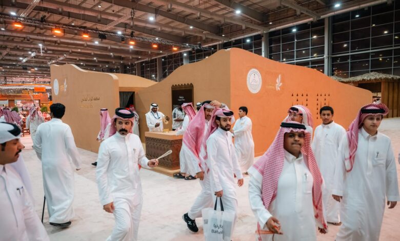 عزٍّ يورّث.. جناح بوابة الدرعية يستحضر تاريخ حيّ الطريف في معرض الصقور والصيد